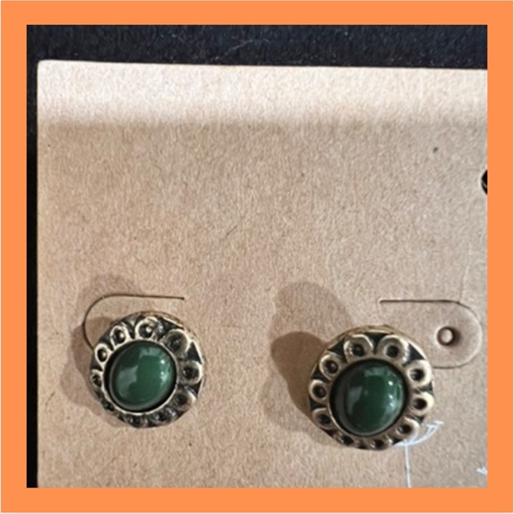 BRAND NEW! 3 pairs of stud earrings, green, burgundy & rust with gold trim. - Picture 3 of 7